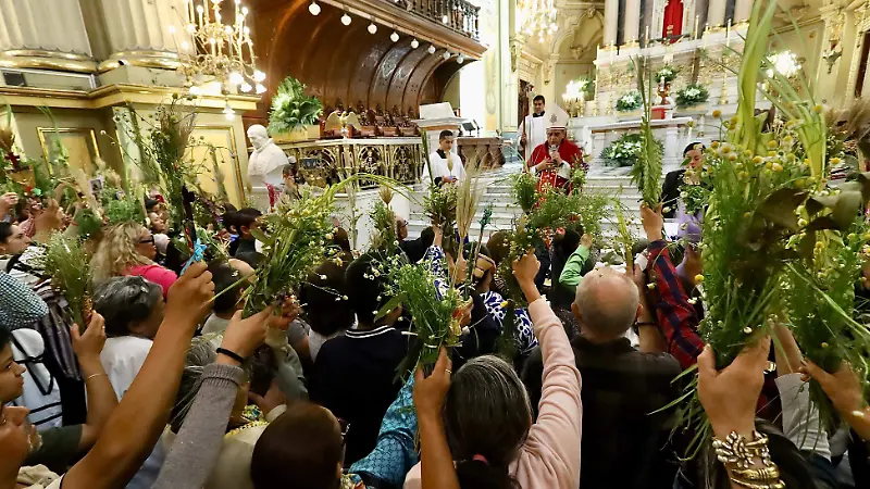 Feligreses conmemoran el Domingo de Ramos con procesión y misa en Catedral
